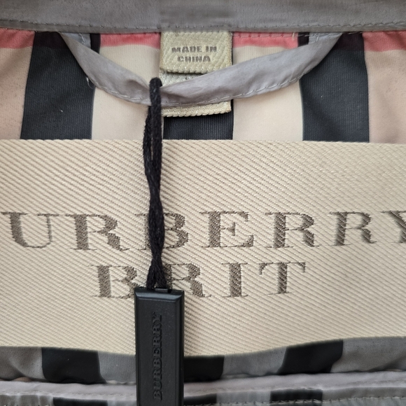 Burberry Puffer Vest. - Picture 6 of 7